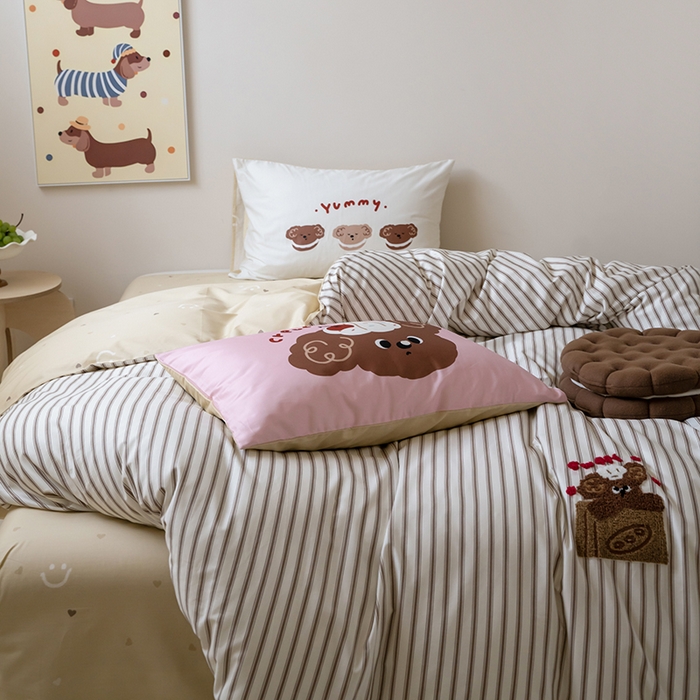 91家纺网 家纺一手货源 找家纺 窝米2024毛巾绣x数码 13370全棉撞色卡通系列四件套 奶油小狗