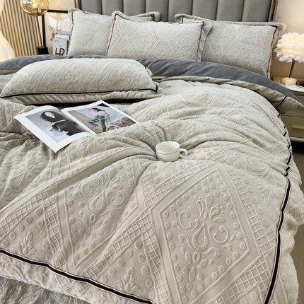 91家纺网 家纺一手货源 找家纺 鑫利来家纺 2024新款牛奶绒雕花压线款四件套 欧式-柯南灰