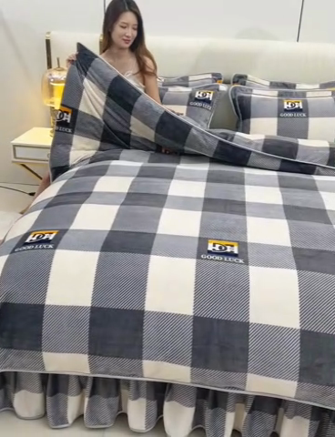 91家纺网 家纺一手货源 找家纺 曼尼家纺2025高克重直播印花床裙款法莱绒金貂珊瑚绒牛奶绒四件套 蓝大格