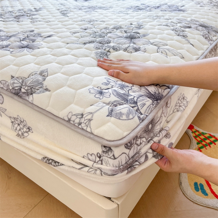 91家纺网 家纺一手货源 找家纺 伊人坊 2024新款牛奶绒印花大豆夹棉床笠 午后花园