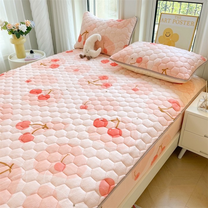 91家纺网 家纺一手货源 找家纺 伊人坊 2024新款牛奶绒印花大豆夹棉床笠 爱心樱桃