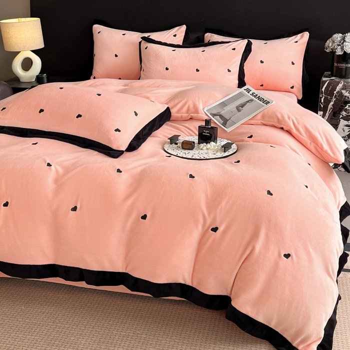 91家纺网 家纺一手货源 找家纺 米彩家纺 2024新款A类轻奢风牛奶绒绣花四件套-爱心蝴蝶结系列 爱心-粉玉