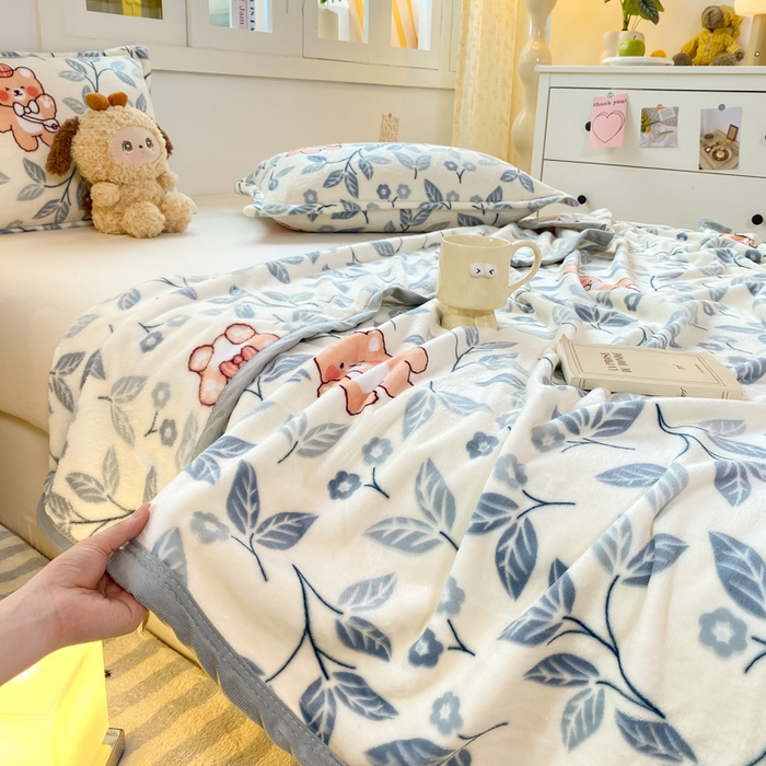 91家纺网 家纺一手货源 找家纺 楠沐家纺 2025新款双面牛奶绒多功能印花毛毯 蓝叶熊