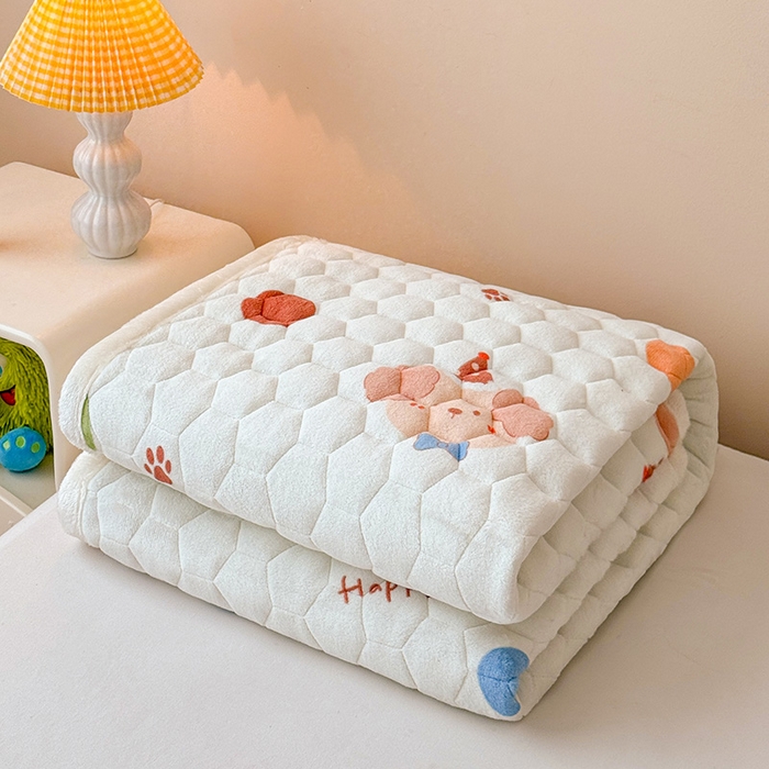 91家纺网 家纺一手货源 找家纺 伊人坊 2024新款牛奶绒印花大豆夹棉床护垫 快乐小熊