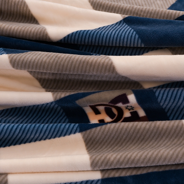 91家纺网 家纺一手货源 找家纺 曼尼家纺2025高克重直播印花床裙款法莱绒金貂珊瑚绒牛奶绒四件套 蓝大格