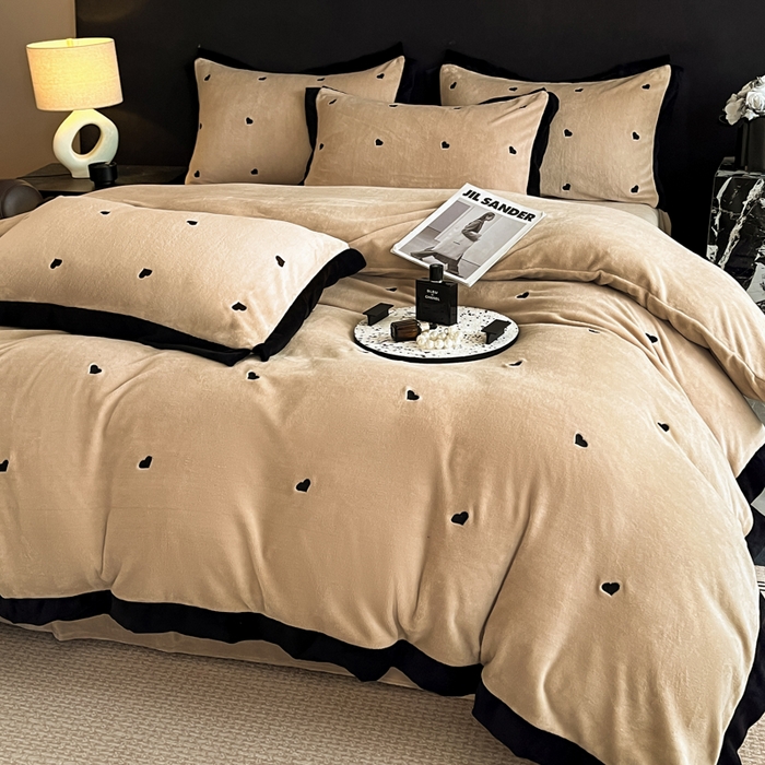 91家纺网 家纺一手货源 找家纺 米彩家纺 2024新款A类轻奢风牛奶绒绣花四件套-爱心蝴蝶结系列 爱心-浅香槟