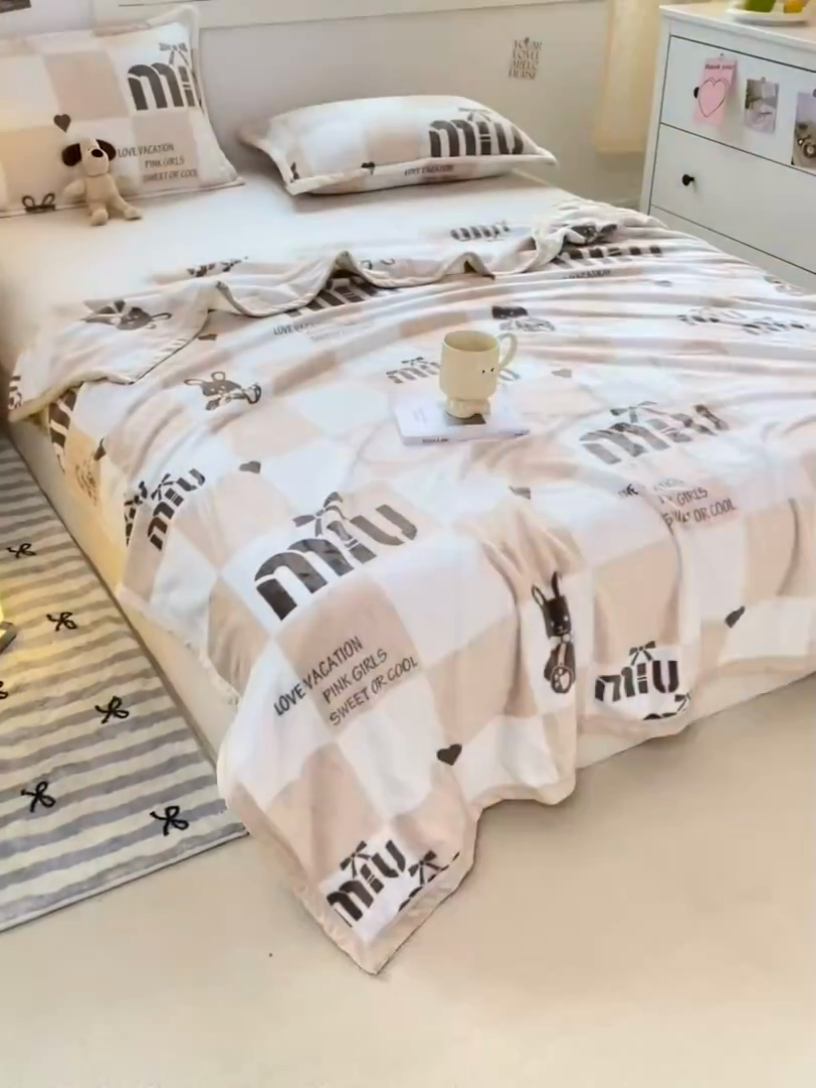 91家纺网 家纺一手货源 找家纺 楠沐家纺 2025新款双面牛奶绒多功能印花毛毯 比心兔