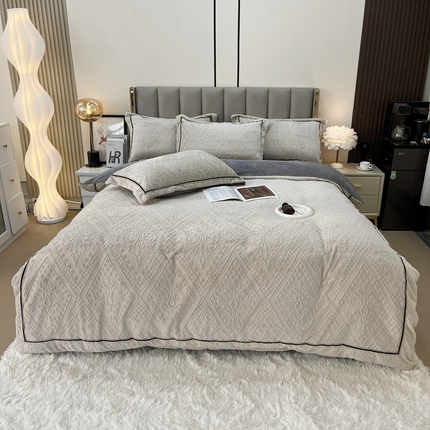 91家纺网 家纺一手货源 找家纺 逸林家纺《原希尔顿逸林》 2024新款牛奶绒雕花压线款四件套 欧式-柯南灰