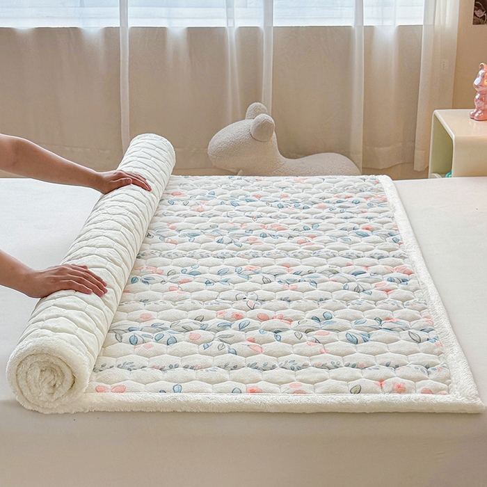 91家纺网 家纺一手货源 找家纺 伊人坊 2024新款牛奶绒印花大豆夹棉床护垫 花枝蔓兔