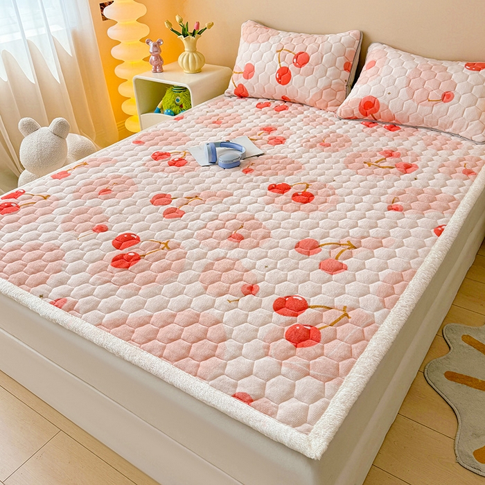 91家纺网 家纺一手货源 找家纺 伊人坊 2024新款牛奶绒印花大豆夹棉床护垫 爱心樱桃