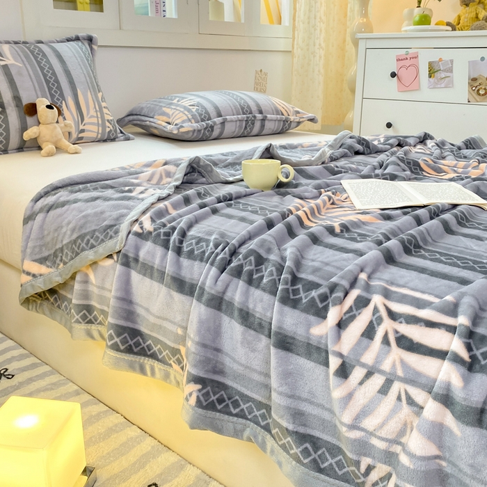 91家纺网 家纺一手货源 找家纺 楠沐家纺 2025新款双面牛奶绒多功能印花毛毯 丛林密语