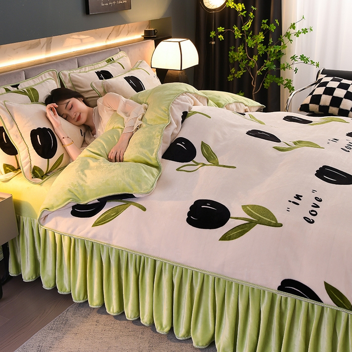 91家纺网 家纺一手货源 找家纺 曼尼家纺2025高克重直播印花床裙款法莱绒金貂珊瑚绒牛奶绒四件套 清新怡人