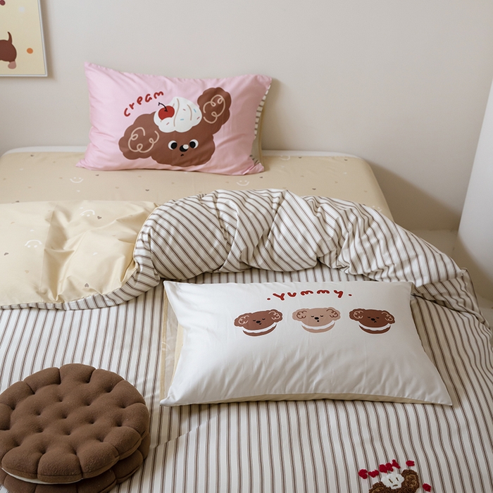 91家纺网 家纺一手货源 找家纺 窝米2024毛巾绣x数码 13370全棉撞色卡通系列四件套 奶油小狗