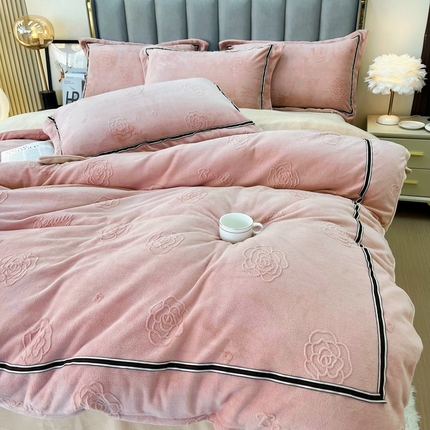 91家纺网 家纺一手货源 找家纺 鑫利来家纺 2024新款牛奶绒雕花压线款四件套 山茶花-豆沙