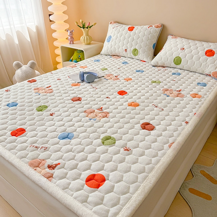 91家纺网 家纺一手货源 找家纺 伊人坊 2024新款牛奶绒印花大豆夹棉床护垫 快乐小熊