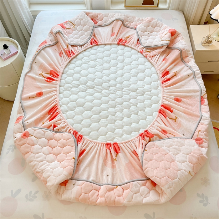 91家纺网 家纺一手货源 找家纺 伊人坊 2024新款牛奶绒印花大豆夹棉床笠 爱心樱桃