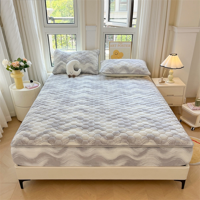 91家纺网 家纺一手货源 找家纺 伊人坊 2024新款牛奶绒印花大豆夹棉床笠 新潮海浪