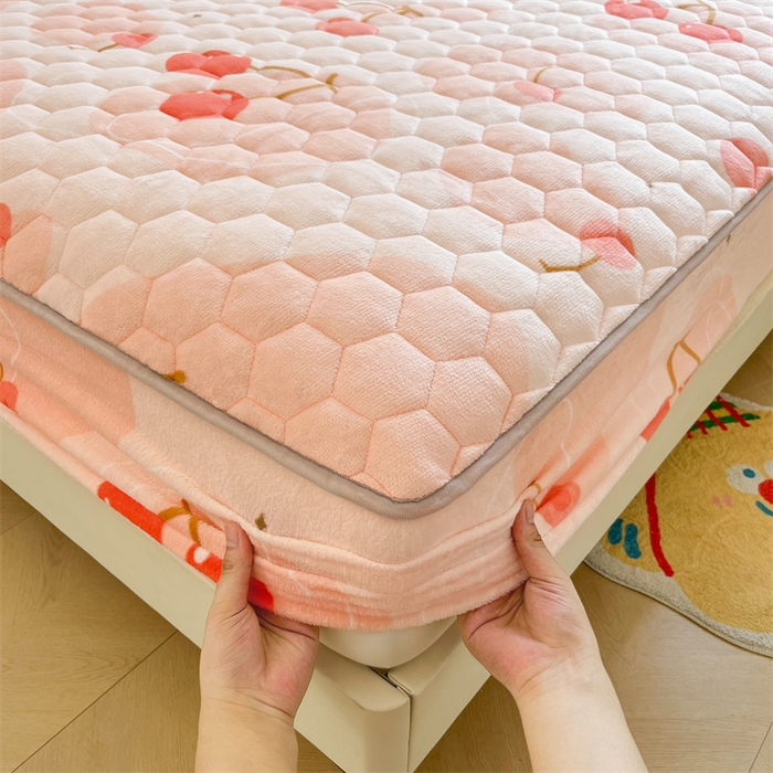 91家纺网 家纺一手货源 找家纺 伊人坊 2024新款牛奶绒印花大豆夹棉床笠 爱心樱桃