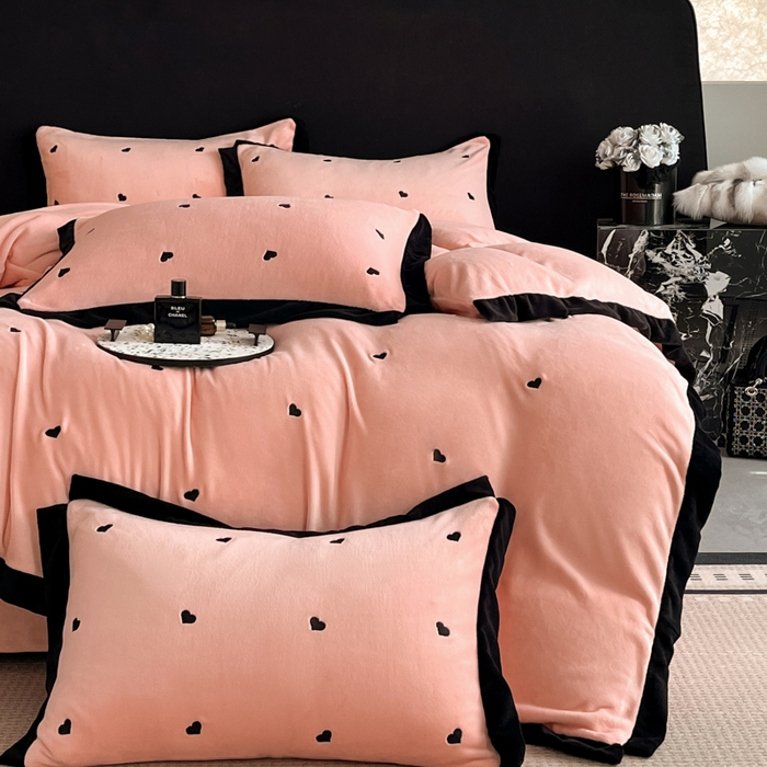 91家纺网 家纺一手货源 找家纺 米彩家纺 2024新款A类轻奢风牛奶绒绣花四件套-爱心蝴蝶结系列 爱心-粉玉