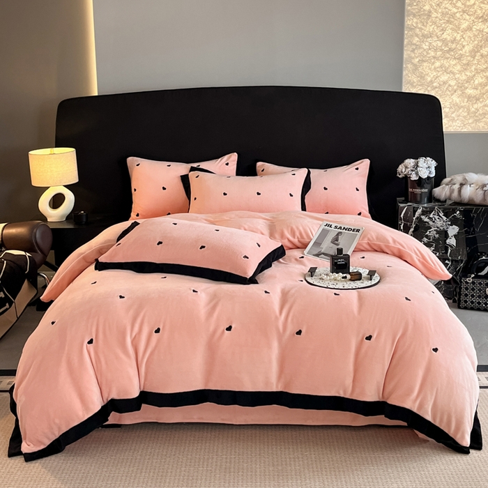 91家纺网 家纺一手货源 找家纺 米彩家纺 2024新款A类轻奢风牛奶绒绣花四件套-爱心蝴蝶结系列 爱心-粉玉