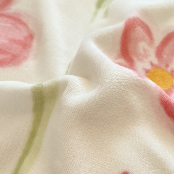 91家纺网 家纺一手货源 找家纺 绘萱家居 2025新款高克重印花牛奶绒四件套 花儿朵朵