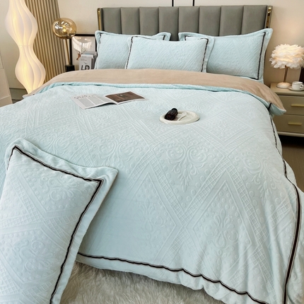 91家纺网 家纺一手货源 找家纺 （总）鑫利来家纺 2025新款牛奶绒雕花压线款四件套