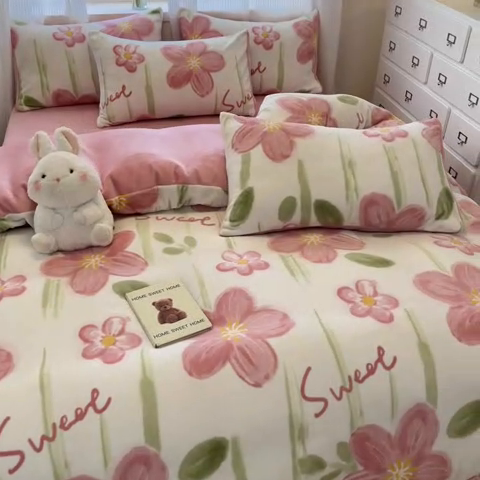 91家纺网 家纺一手货源 找家纺 绘萱家居 2025新款高克重印花牛奶绒四件套 花儿朵朵