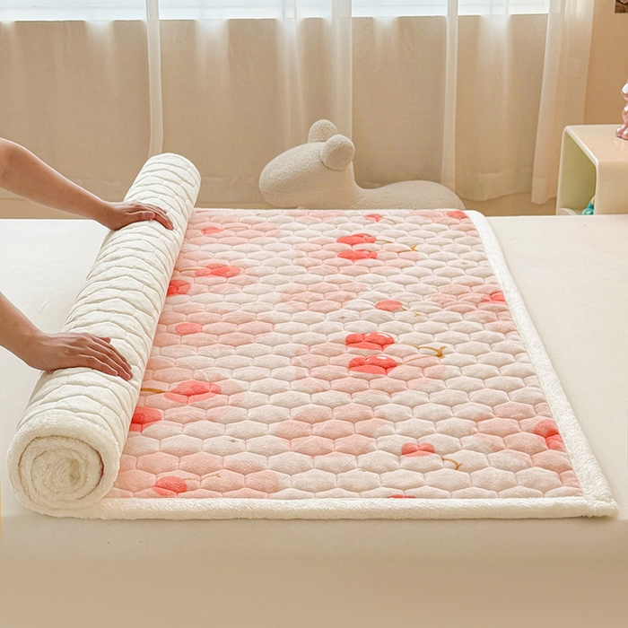 91家纺网 家纺一手货源 找家纺 伊人坊 2024新款牛奶绒印花大豆夹棉床护垫 爱心樱桃