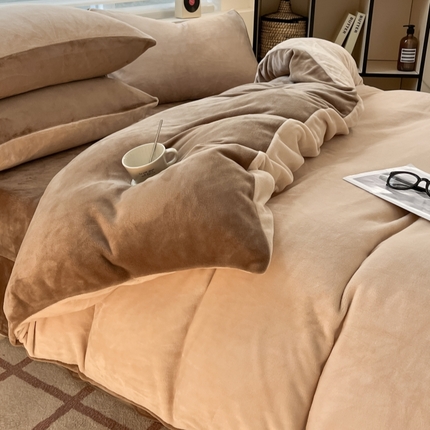 91家纺网 家纺一手货源 找家纺 绘萱 2025新款高克重纯色双拼牛奶绒四件套 简约深咖