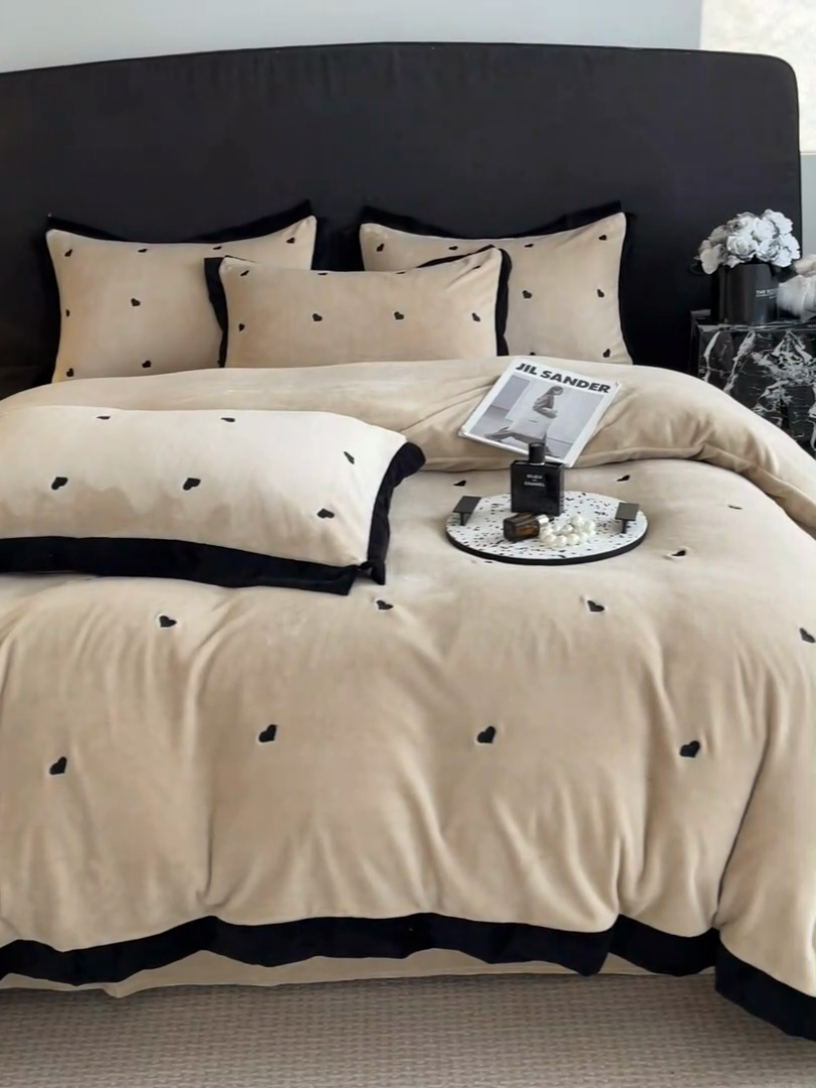 91家纺网 家纺一手货源 找家纺 米彩家纺 2024新款A类轻奢风牛奶绒绣花四件套-爱心蝴蝶结系列 爱心-浅香槟