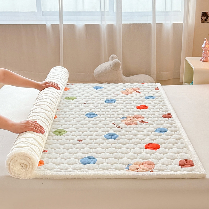 91家纺网 家纺一手货源 找家纺 伊人坊 2024新款牛奶绒印花大豆夹棉床护垫 快乐小熊