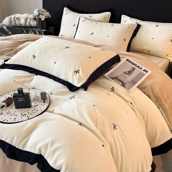 91家纺网 家纺一手货源 找家纺 米彩家纺 2024新款A类轻奢风牛奶绒绣花四件套-爱心蝴蝶结系列 蝴蝶结-奶昔白拼香槟