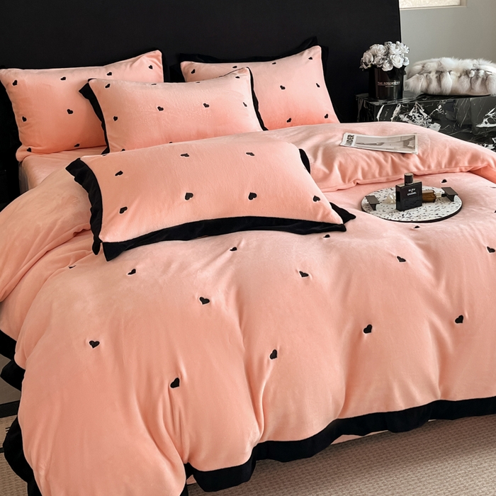 91家纺网 家纺一手货源 找家纺 米彩家纺 2024新款A类轻奢风牛奶绒绣花四件套-爱心蝴蝶结系列 爱心-粉玉