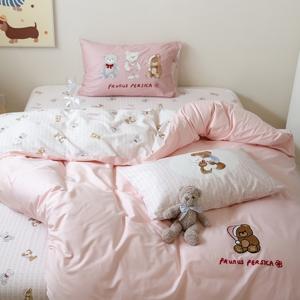 91家纺网 家纺一手货源 找家纺 窝米2024毛巾绣x数码 13370全棉撞色卡通系列四件套 小熊乖宝