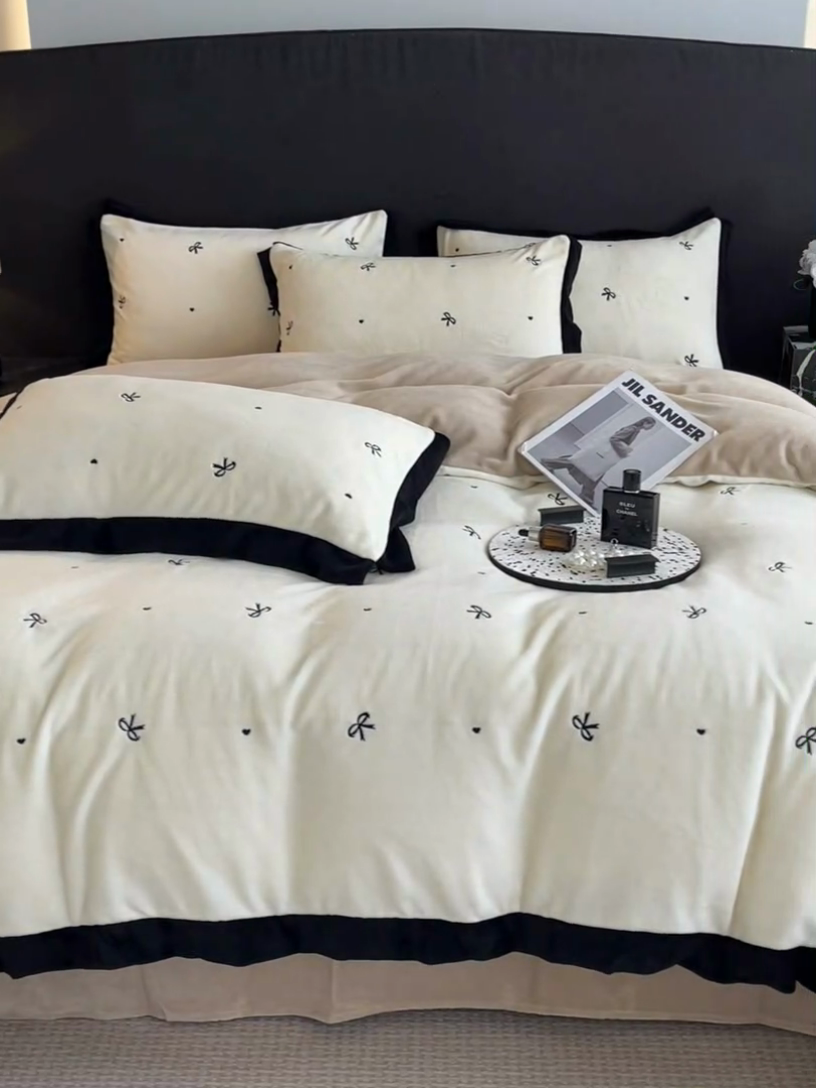 91家纺网 家纺一手货源 找家纺 米彩家纺 2024新款A类轻奢风牛奶绒绣花四件套-爱心蝴蝶结系列 蝴蝶结-奶昔白拼香槟