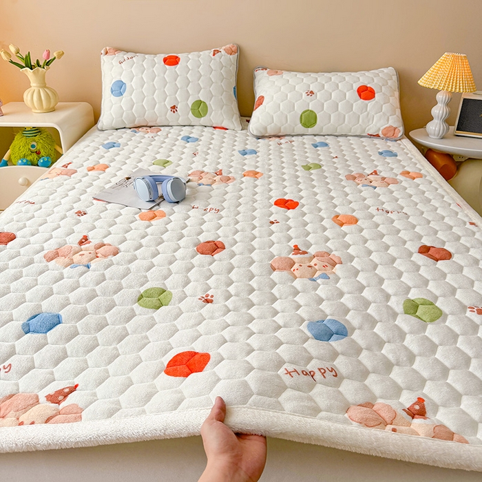 91家纺网 家纺一手货源 找家纺 伊人坊 2024新款牛奶绒印花大豆夹棉床护垫 快乐小熊