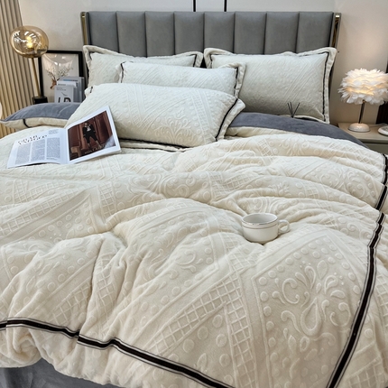 91家纺网 家纺一手货源 找家纺 鑫利来家纺 2024新款牛奶绒雕花压线款四件套 欧式-奶油白