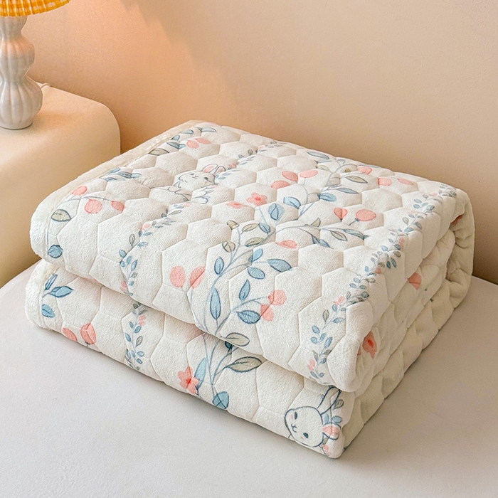 91家纺网 家纺一手货源 找家纺 伊人坊 2024新款牛奶绒印花大豆夹棉床护垫 花枝蔓兔