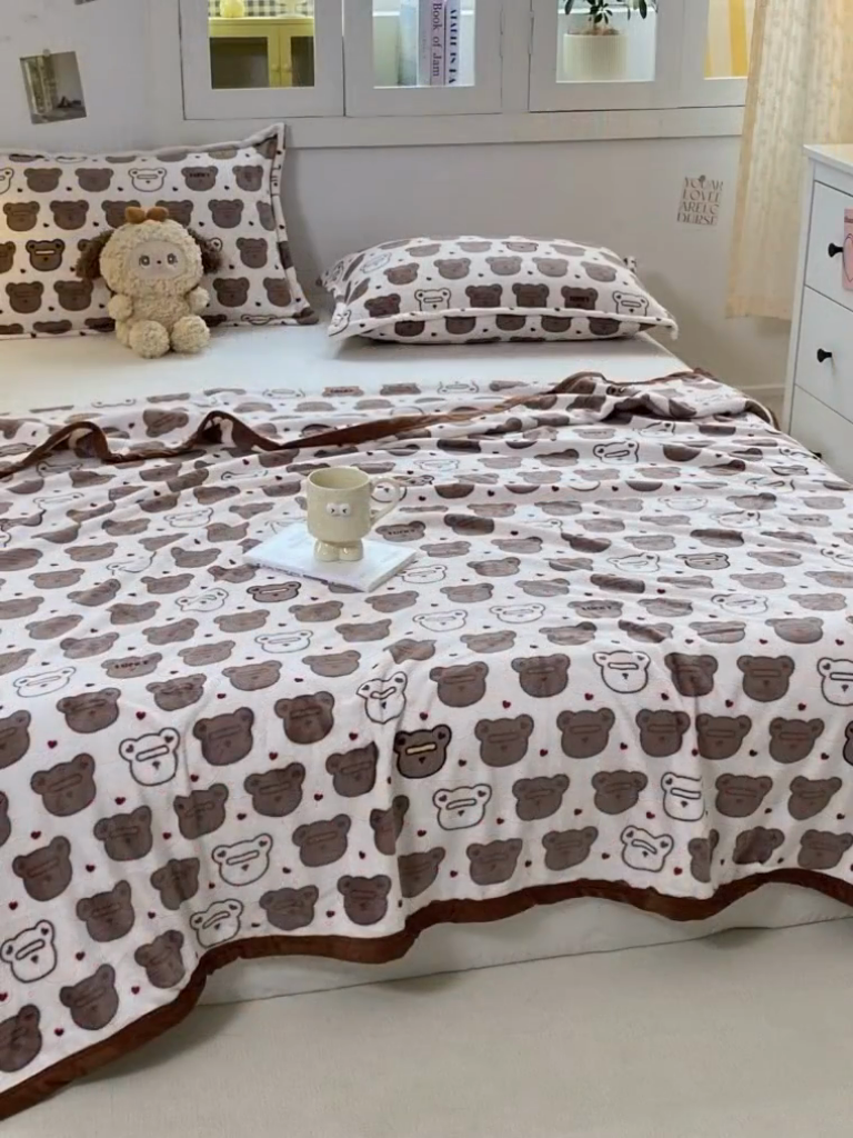 91家纺网 家纺一手货源 找家纺 楠沐家纺 2025新款双面牛奶绒多功能印花毛毯 小熊仔