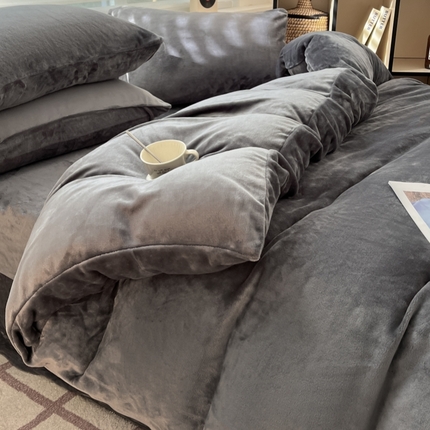 91家纺网 家纺一手货源 找家纺 绘萱 2025新款高克重纯色双拼牛奶绒四件套 简约深灰
