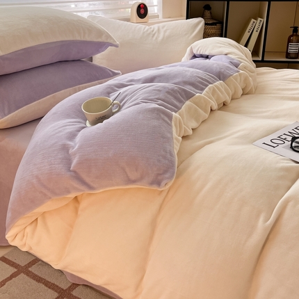 91家纺网 家纺一手货源 找家纺 绘萱 2025新款高克重纯色双拼牛奶绒四件套 奶油米紫