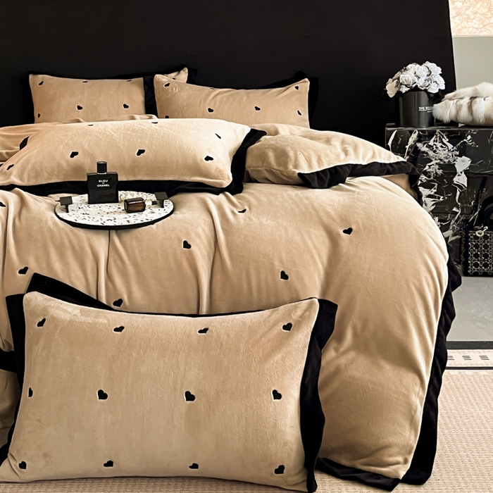 91家纺网 家纺一手货源 找家纺 米彩家纺 2024新款A类轻奢风牛奶绒绣花四件套-爱心蝴蝶结系列 爱心-浅香槟