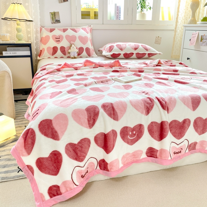 91家纺网 家纺一手货源 找家纺 楠沐家纺 2025新款双面牛奶绒多功能印花毛毯 爱心粉