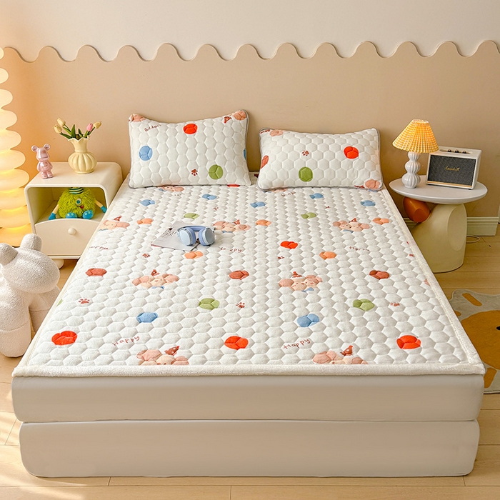 91家纺网 家纺一手货源 找家纺 伊人坊 2024新款牛奶绒印花大豆夹棉床护垫 快乐小熊