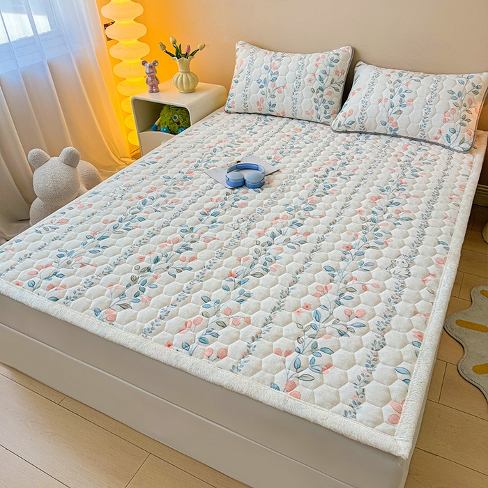 91家纺网 家纺一手货源 找家纺 伊人坊 2024新款牛奶绒印花大豆夹棉床护垫 花枝蔓兔