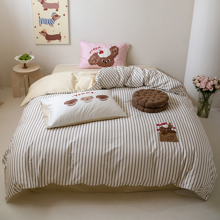 91家纺网 家纺一手货源 找家纺 窝米2024毛巾绣x数码 13370全棉撞色卡通系列四件套 奶油小狗