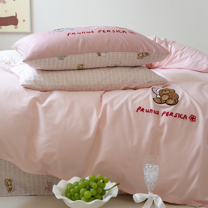 91家纺网 家纺一手货源 找家纺 窝米2024毛巾绣x数码 13370全棉撞色卡通系列四件套 小熊乖宝