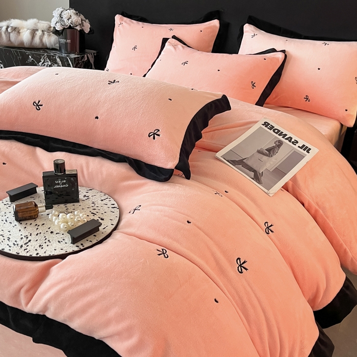 91家纺网 家纺一手货源 找家纺 米彩家纺 2024新款A类轻奢风牛奶绒绣花四件套-爱心蝴蝶结系列 蝴蝶结-粉玉