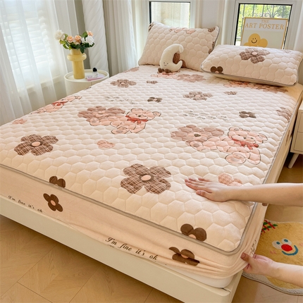 91家纺网 家纺一手货源 找家纺 （总）伊人坊 2024新款牛奶绒印花大豆夹棉床笠