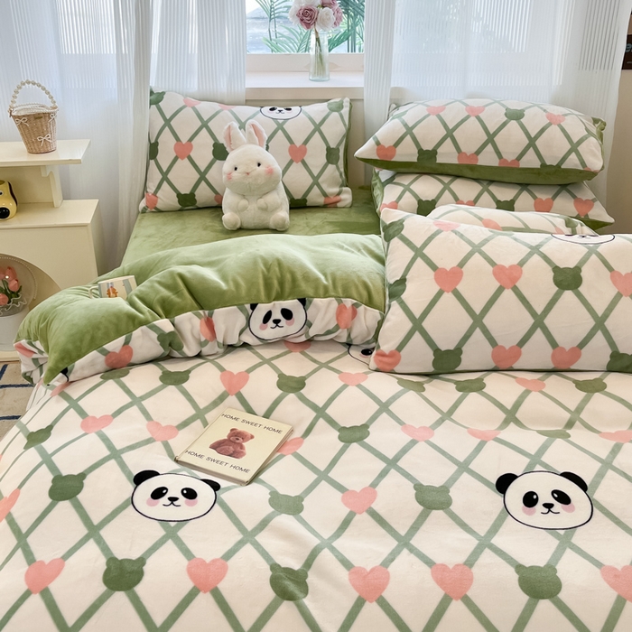 91家纺网 家纺一手货源 找家纺 绘萱家居 2025新款高克重印花牛奶绒四件套 萌萌熊猫